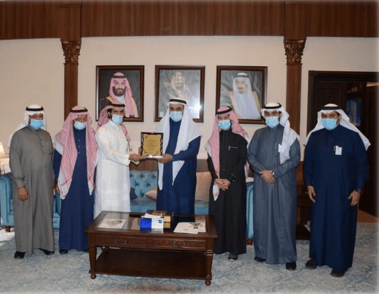 تسليم شهادة الايزو العالمية في مجال الايرادات الاستثمارية لمعالي امين المنطقة الشرقية